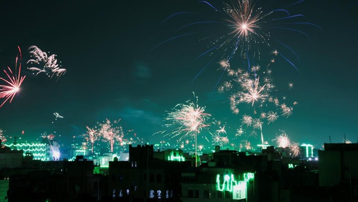 Houthi Meriahkan Maulid Nabi dengan Kembang Api Fireworks burst in the sky as part of celebrations by the Houthis to mark the Prophet Muhammad's birthday, in Sanaa, Yemen September 3, 2025. REUTERS/Khaled Abdullah
