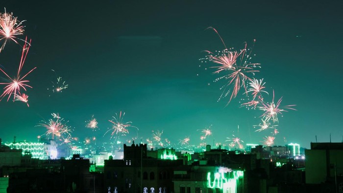 Houthi Meriahkan Maulid Nabi dengan Kembang Api Fireworks burst in the sky as part of celebrations by the Houthis to mark the Prophet Muhammad's birthday, in Sanaa, Yemen September 3, 2025. REUTERS/Khaled Abdullah