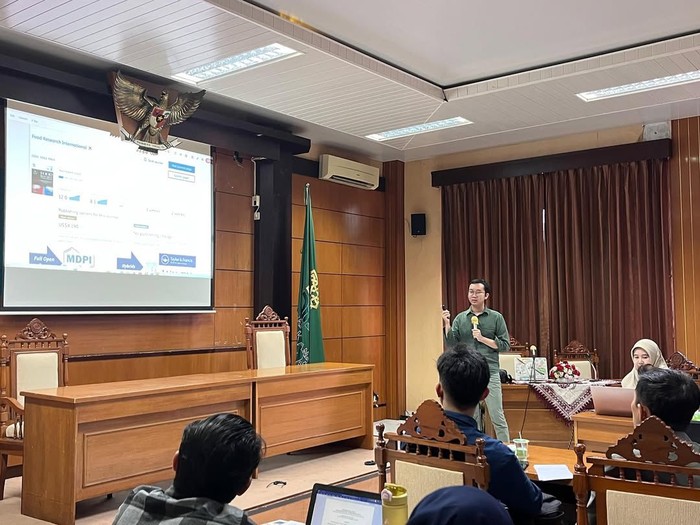 Ilmuwan muda asal UIN Sunan Kalijaga Yogyakarta, Fahrul Nurkolis berhasil menemukan senyawa baru yang diberi nama Juanleoxy Fahrulanoside (C12H23NO9).