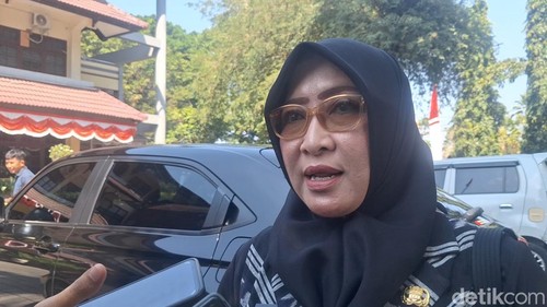 Inspektur Inspektorat Kota Mataram Baiq Nelly Kusumawati saat diwawancarai di Mataram, Kamis (4/9/2025). (Foto: Nathea Citra/detikBali)