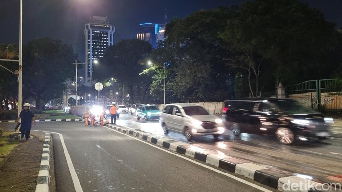 Jalan Medan Merdeka Selatan kembali normal usai massa buruh bubar.