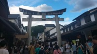 Untuk menuju Dazaifu Tenmangu, pengunjung akan melewati dua gerbang besar sebelum mencapai torii utama yang berfungsi sebagai pintu masuk ke halaman kuil. Torii adalah gerbang tradisional Jepang yang sering ditemukan di pintu masuk kuil Shinto. Foto: Novia Aisyah/detikcom