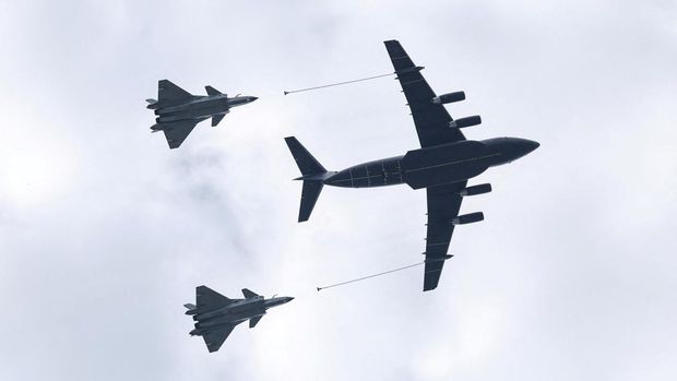 Jet tempur J-16D, J-20, dan J-35A terbang di atas Lapangan Tiananmen selama parade militer untuk memperingati 80 tahun berakhirnya Perang Dunia II, di Beijing, Tiongkok, 3 September 2025. (REUTERS/Tingshu Wang)