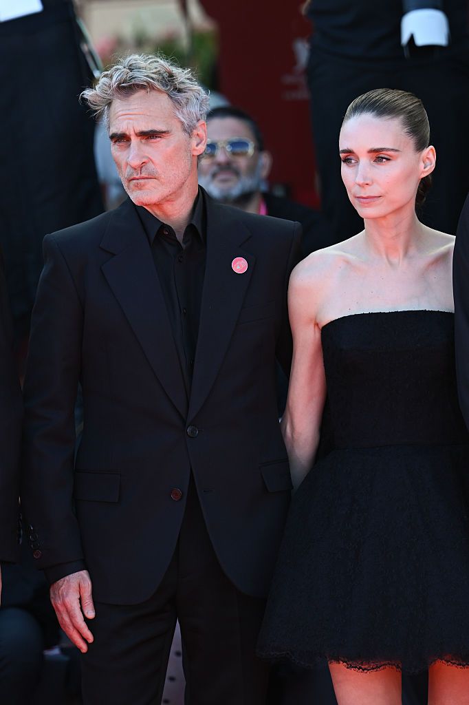 Joaquin Phoenix dan Rooney Maya James Wilson, Mara Rooney, dan Joaquin Phoenix menghadiri karpet merah