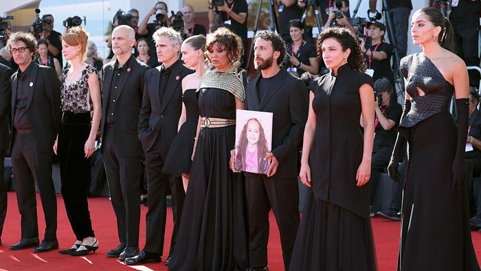 Joaquin Phoenix dan Rooney Maya James Wilson, Mara Rooney, dan Joaquin Phoenix menghadiri karpet merah