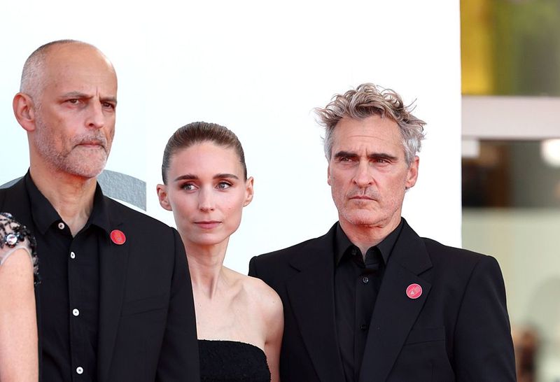 Joaquin Phoenix, Rooney Maya dan James Wilson James Wilson, Mara Rooney, dan Joaquin Phoenix menghadiri karpet merah