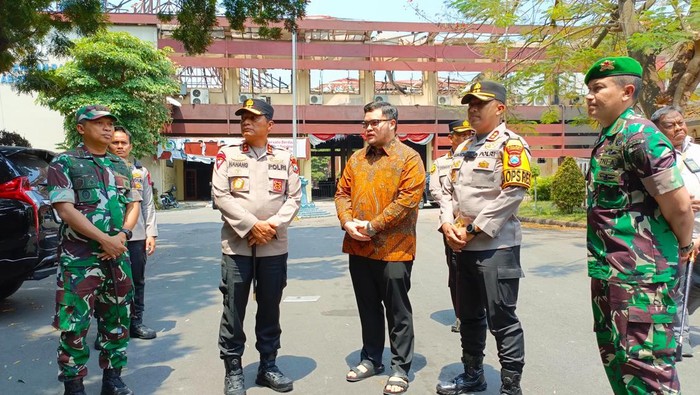 Kapolda Jatim Irjen Nanang Avianto didampingi Bupati Kediri dan Kapolres Kediri meninjau bangunan Pemkab dan DPRD Kediri yang dibakar massa.