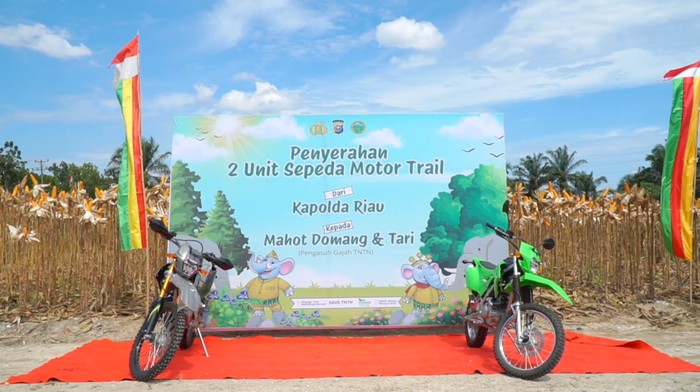 Kapolda Riau Irjen Herry Heryawan menyerahkan bantuan 2 unit motor trail untuk membantu mobilitas mahout gajah di TNTN.