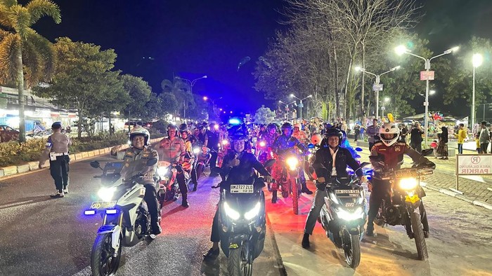 Kapolres Pelalawan AKBP John Louis Letedara dan Bupati H Zukri turun patroli pastikan keamanan warga, Rabu (3/9/2025).