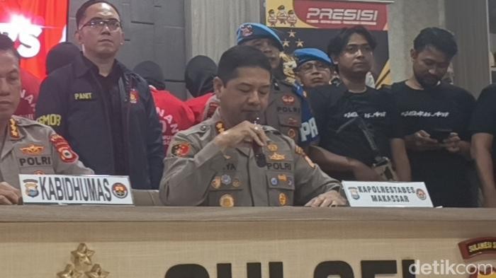 Kapolrestabes Makassar Kombes Arya Perdana saat konferensi pers kasus pembakaran gedung DPRD Makassar dan Sulsel.
