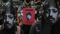 Momen kali ini juga bertepatan dengan 21 tahun meninggalnya aktivis hak asasi manusia Munir Said Thalib. Para peserta aksi menyerukan agar kasus pembunuhan Munir segera dituntaskan dan pelaku diadili melalui mekanisme pro-yustitia. ANTARA FOTO/Fauzan 