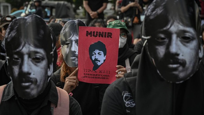 Kasus Munir Belum Tuntas, Aksi Kamisan Terus Berlanjut Aktivis Jaringan Solidaritas Korban untuk Keadilan, Sumarsih mengikuti Aksi Kamisan ke-876 di depan Istana Merdeka, Jakarta, Kamis (4/9/2025). Aksi tersebut untuk mengenang 21 tahun pembunuhan aktivis Munir Said Thalib dan meminta Komnas HAM untuk segera menuntaskan penyelidikan pro-yustitia kasus pembunuhan Munir serta meminta Kepolisian RI segera menghentikan tindak kekerasan terhadap warga sipil, setop kriminalisasi terhadap aktivis dan membebaskan semua orang yang ditangkap karena mengekspresikan kritik. ANTARA FOTO/Fauzan/tom.