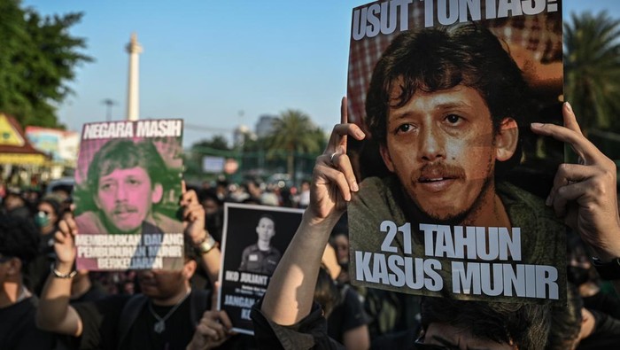 Kasus Munir Belum Tuntas, Aksi Kamisan Terus Berlanjut Aktivis Jaringan Solidaritas Korban untuk Keadilan, Sumarsih mengikuti Aksi Kamisan ke-876 di depan Istana Merdeka, Jakarta, Kamis (4/9/2025). Aksi tersebut untuk mengenang 21 tahun pembunuhan aktivis Munir Said Thalib dan meminta Komnas HAM untuk segera menuntaskan penyelidikan pro-yustitia kasus pembunuhan Munir serta meminta Kepolisian RI segera menghentikan tindak kekerasan terhadap warga sipil, setop kriminalisasi terhadap aktivis dan membebaskan semua orang yang ditangkap karena mengekspresikan kritik. ANTARA FOTO/Fauzan/tom.