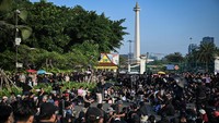 Selain menyoroti kasus Munir, massa juga mendesak Komnas HAM dan Kepolisian RI untuk lebih serius menangani praktik pelanggaran HAM. Mereka menuntut penghentian kekerasan terhadap warga sipil serta kriminalisasi terhadap aktivis. ANTARA FOTO/Fauzan 