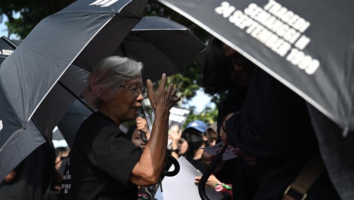 Kasus Munir Belum Tuntas, Aksi Kamisan Terus Berlanjut Aktivis Jaringan Solidaritas Korban untuk Keadilan, Sumarsih mengikuti Aksi Kamisan ke-876 di depan Istana Merdeka, Jakarta, Kamis (4/9/2025). Aksi tersebut untuk mengenang 21 tahun pembunuhan aktivis Munir Said Thalib dan meminta Komnas HAM untuk segera menuntaskan penyelidikan pro-yustitia kasus pembunuhan Munir serta meminta Kepolisian RI segera menghentikan tindak kekerasan terhadap warga sipil, setop kriminalisasi terhadap aktivis dan membebaskan semua orang yang ditangkap karena mengekspresikan kritik. ANTARA FOTO/Fauzan/tom.
