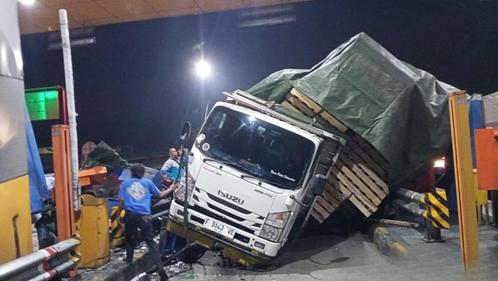 Kecelakaan 2 turk di GT Ciawi 2 Tol Jagorawi arah Jakarta mengakibatkan 3 gardu tol rusak, Kamis (4/9/2025) dini hari.