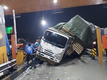 Wujud Truk yang Rusak 3 Gardu GT Ciawi Dini Hari Tadi