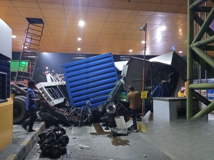 Kecelakaan 2 turk di GT Ciawi 2 Tol Jagorawi arah Jakarta mengakibatkan 3 gardu tol rusak, Kamis (4/9/2025) dini hari.