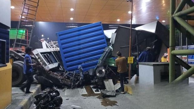 Kecelakaan 2 turk di GT Ciawi 2 Tol Jagorawi arah Jakarta mengakibatkan 3 gardu tol rusak, Kamis (4/9/2025) dini hari.