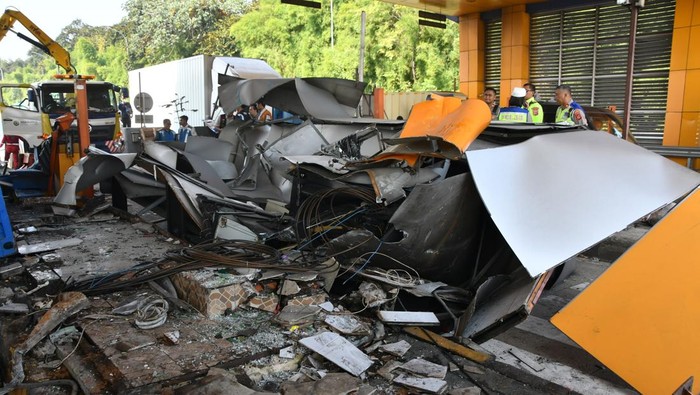 Kecelakaan di Gerbang Tol Ciawi 2 Bogor Sebuah truk kontainer mengalami kecelakaan di Gerbang Tol Ciawi 2, Bogor, Jawa Barat, Kamis (4/9/2025). Truk kontainer dengan nomor polisi B-9647-UEL melaju dari arah Ciawi menuju Jakarta tersebut mengalami rem blong pada Kamis (4/9) pukul 02.30 WIB yang mengakibatkan seorang petugas tol mengalami luka ringan dan tiga gardu layanan mengalami kerusakan. ANTARA FOTO/Arif Firmansyah/NZ