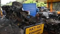 Truk kontainer dengan nomor polisi B-9647-UEL melaju dari arah Ciawi menuju Jakarta tersebut mengalami rem blong pada Kamis (4/9) pukul 02.30 WIB yang mengakibatkan seorang petugas tol mengalami luka ringan dan tiga gardu layanan mengalami kerusakan. Foto: ARIF FIRMANSYAH/ARIF FIRMANSYAH
