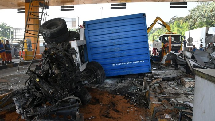 Kecelakaan di Gerbang Tol Ciawi 2 Bogor Sebuah truk kontainer mengalami kecelakaan di Gerbang Tol Ciawi 2, Bogor, Jawa Barat, Kamis (4/9/2025). Truk kontainer dengan nomor polisi B-9647-UEL melaju dari arah Ciawi menuju Jakarta tersebut mengalami rem blong pada Kamis (4/9) pukul 02.30 WIB yang mengakibatkan seorang petugas tol mengalami luka ringan dan tiga gardu layanan mengalami kerusakan. ANTARA FOTO/Arif Firmansyah/NZ