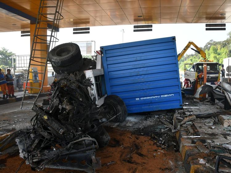 Penampakan Truk Kontainer Hantam GT Ciawi 2, Tiga Gardu Rusak