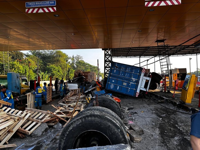 Kecelakaan truk di GT Ciawi, Bogor, Kamis (4/9/2025).