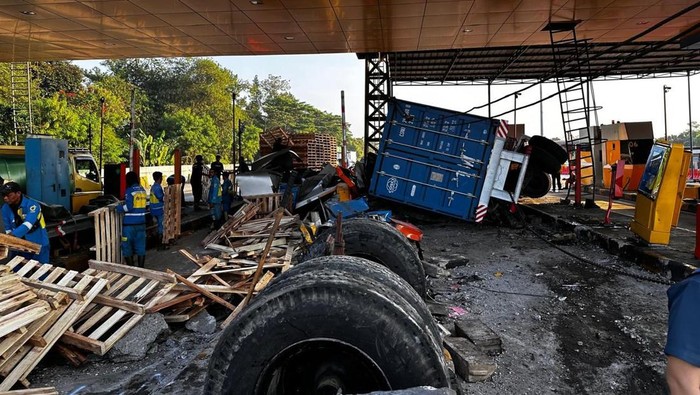 Kecelakaan truk di GT Ciawi, Bogor, Kamis (4/9/2025).