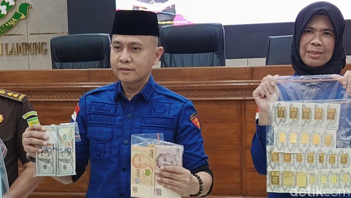 Kejati Lampung memperlihatkan barang bukti yang disita dari rumah pribadi Arinal Djunaidi.