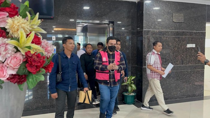 Kejati Sulsel menetapkan oknum pegawai bank tersangka korupsi demi trading kripto.