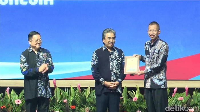 Kepala DPRKPLH Ciamis Giyatno mewakili Bupati Ciamis Herdiat Sunarya menerima penghargaan Internasional untuk kota kecil terbersih di tingkat ASEAN.