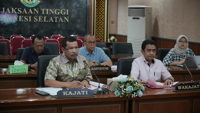 Kepala Kejati Sulsel Agus Salim didampingi Wakajati Sulsel Robert M Tacoy saat ekspose perkara restorative justice.