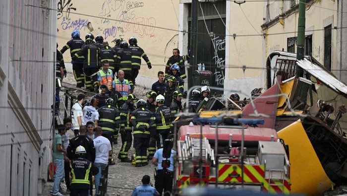 First responders work at the site of an accident involving Lisbons Gloria funicular, a popular tourist attraction, which derailed and crashed, resulting in fatalities and injuries, according to authorities, in Lisbon, Portugal, September 3, 2025. REUTERS/Stringer