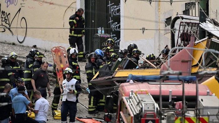 First responders work at the site of an accident involving Lisbons Gloria funicular, a popular tourist attraction, which derailed and crashed, resulting in fatalities and injuries, according to authorities, in Lisbon, Portugal, September 3, 2025. REUTERS/Stringer     TPX IMAGES OF THE DAY