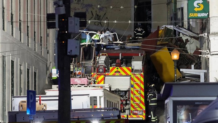 Kereta Gantung Ikonik Portugal Kecelakaan, Belasan Orang Tewas First responders work at the site of an accident involving Lisbon's Gloria funicular, a popular tourist attraction, which derailed and crashed, resulting in fatalities and injuries, according to authorities, in Lisbon, Portugal, September 3, 2025. REUTERS/Pedro Rocha TPX IMAGES OF THE DAY