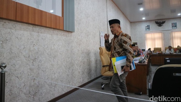 Ketua Dewas RSUD RAA Soewondo Pati saat walk out dari rapat pansus hak angket DPRD Pati, Kamis (4/9/2025).