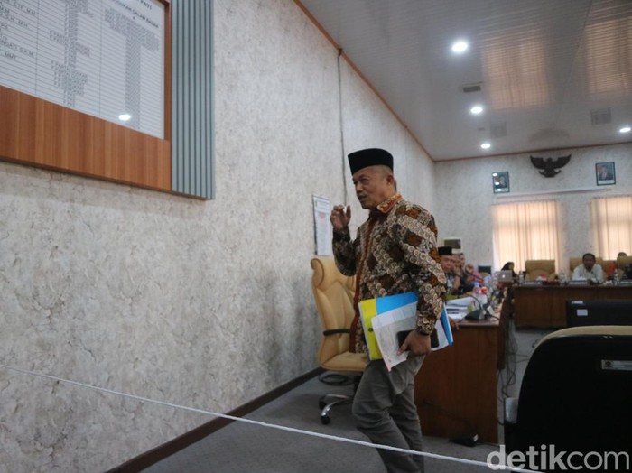 Ketua Dewas RSUD RAA Soewondo Pati saat walk out dari rapat pansus hak angket DPRD Pati, Kamis (4/9/2025).