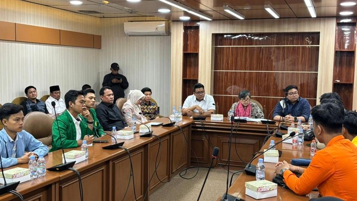 Ketua DPRD Sumatera Selatan Andie Dinialdie bersama perwakilan mahasiswa Sumsel menyampaikan aspirasi di Senayan.
