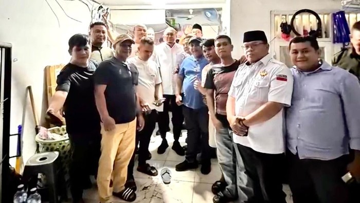 Ketum DPP Ikatan Keluarga Minang (IKM) Andre Rosiade menemui enam orang perantau Minang korban aksi demonstrasi di Jakarta.