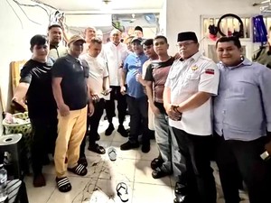 Andre Rosiade Jenguk dan Bantu Perantau Minang Korban Demo di Jakarta