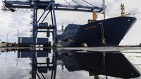 Indonesia telah mencatatkan surplus selama 63 bulan berturut-turut sejak Mei 2020 yang ditopang oleh surplus komoditas nonmigas sebesar 34,06 miliar dolar Amerika, sementara komoditas migas masih mengalami defisit 10,41 miliar dolar Amerika. Foto: ANTARA FOTO/ANDRI SAPUTRA