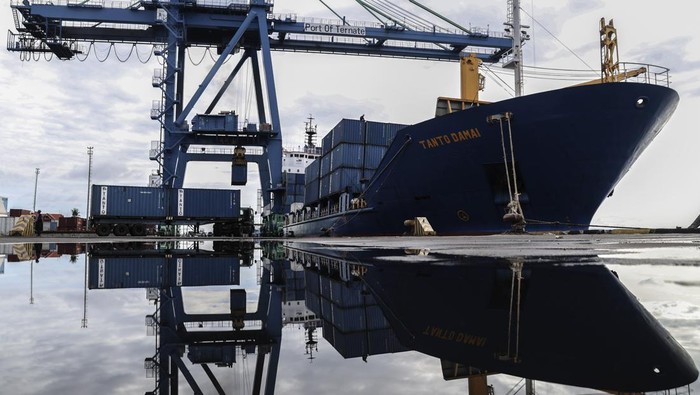 Foto udara aktivitas bongkar muat peti kemas di Pelabuhan Ahmad Yani Ternate, Maluku Utara, Kamis (4/9/2025). Badan Pusat Statistik (BPS) mencatat Neraca perdagangan barang Indonesia mengalami surplus 23,65 miliar dolar Amerika sepanjang periode Januari-Juli 2025 atau naik 7,40 miliar dibandingkan periode yang sama 2024, dan Indonesia telah mencatatkan surplus selama 63 bulan berturut-turut sejak Mei 2020 yang ditopang oleh surplus komoditas nonmigas sebesar 34,06 miliar dolar Amerika, sementara komoditas migas masih mengalami defisit 10,41 miliar dolar Amerika.ANTARA FOTO/Andri Saputra/nz