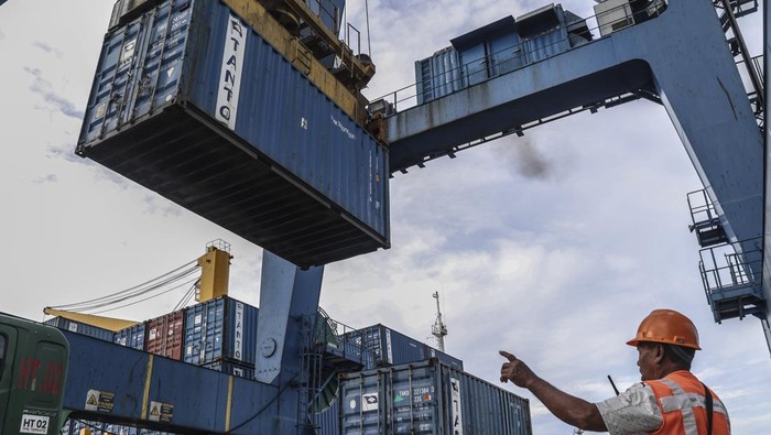 Kinerja neraca perdagangan periode Januari-Juli Foto udara aktivitas bongkar muat peti kemas di Pelabuhan Ahmad Yani Ternate, Maluku Utara, Kamis (4/9/2025). Badan Pusat Statistik (BPS) mencatat Neraca perdagangan barang Indonesia mengalami surplus 23,65 miliar dolar Amerika sepanjang periode Januari-Juli 2025 atau naik 7,40 miliar dibandingkan periode yang sama 2024, dan Indonesia telah mencatatkan surplus selama 63 bulan berturut-turut sejak Mei 2020 yang ditopang oleh surplus komoditas nonmigas sebesar 34,06 miliar dolar Amerika, sementara komoditas migas masih mengalami defisit 10,41 miliar dolar Amerika.ANTARA FOTO/Andri Saputra/nz