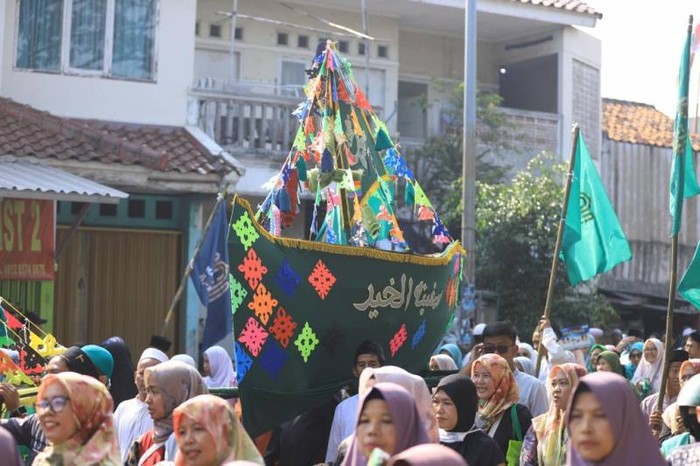 Kirab Perahu di Tangerang untuk perayaan Maulid Nabi.