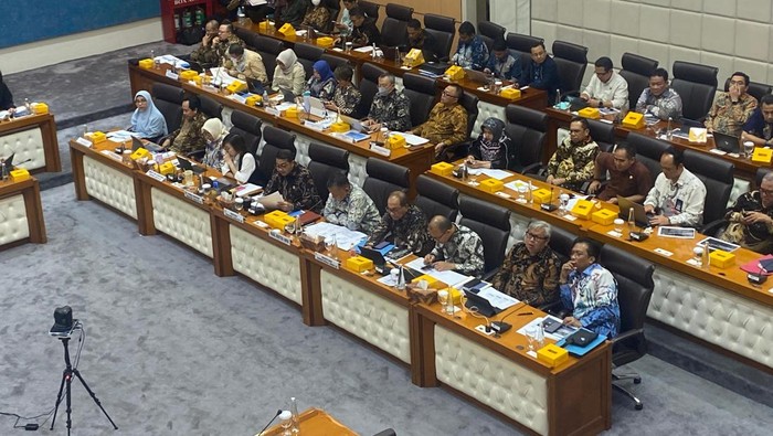 Rapat kerja Komisi VII DPR di gedung DPR, Senayan, Jakarta, Kamis (4/9/2025). Menteri Ekraf Teuku Riefky Harsya meminta adanya tambahan anggaran di 2026 sebesar Rp1.066.397.732.000.