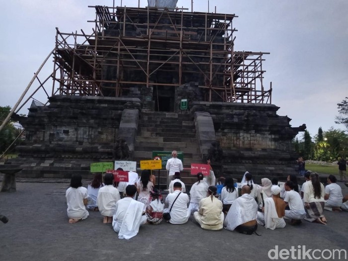 Komunitas Lima Gunung berdoa bersama di Candi Mendut, Magelang, Kamis (4/9/2025).