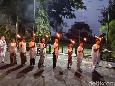 Komunitas Lima Gunung berdoa bersama di Candi Mendut, Magelang, Kamis (4/9/2025).