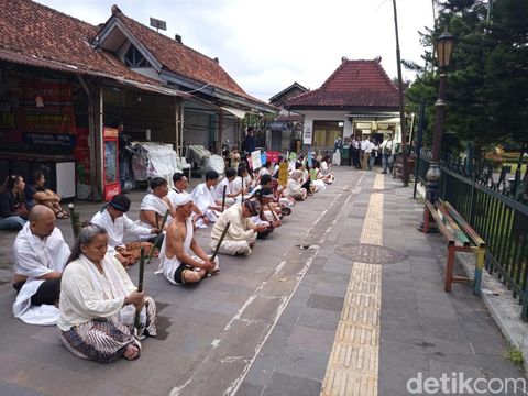 Komunitas Lima Gunung berdoa bersama di Candi Mendut, Magelang, Kamis (4/9/2025).