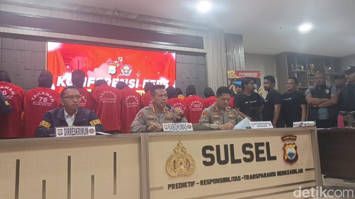 Konferensi pers di Mapolda Sulsel terkait kasus kerusuhan berujung pembakaran kantor DPRD Sulsel dan DPRD Makassar.